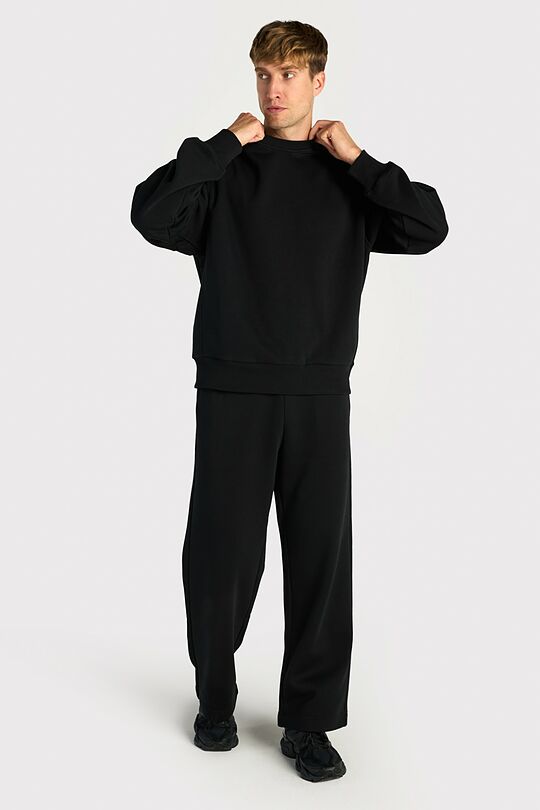 Padidinto silueto medvilninis džemperis šiauštu vidumi 4 | JUODA | Audimas