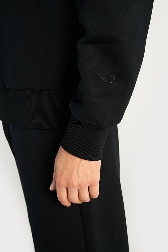 Padidinto silueto medvilninis džemperis šiauštu vidumi 3 | JUODA | Audimas